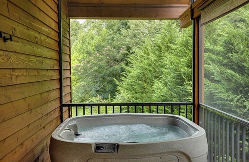 Pittman Center Cabin | Gatlinburg - Makin' Memories - 2 Bdrms.