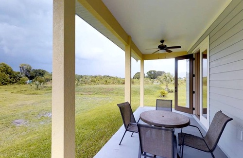Oviedo Cottage | Gator Cottage: Cozy 2-bedroom, 1-bath cottage, sleeps 4. Perfect for a small family. New you could bring your own fishing boat and use the blackhammock Marina