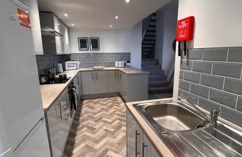 Trelewis Apartment | Stay at The Penn! 5 Bedroomed home in Treharris