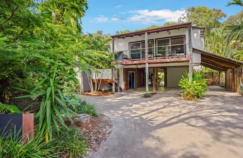 Rainbow Beach House | Gecko's Rest - Rainbow Shores. Executive Beach House - Pet Friendly Too! Wi-fi. Pool