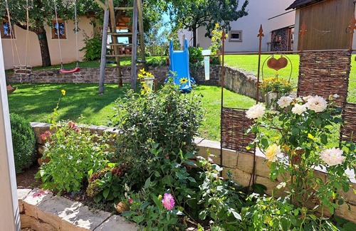 Wasserzell Apartment | Gemühtliche Ferienwohnung mit Garten und Liegewiese