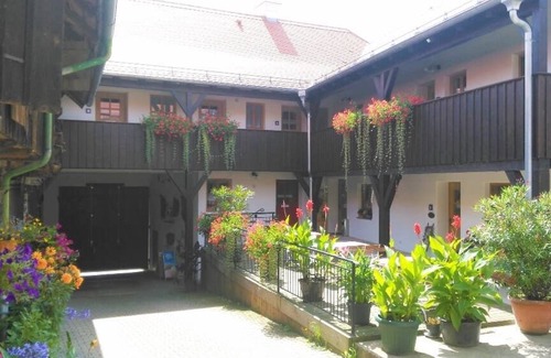 Neualbenreuth Apartment | Gemütlich eingerichtete FeWo mit Blick über den Marktplatz