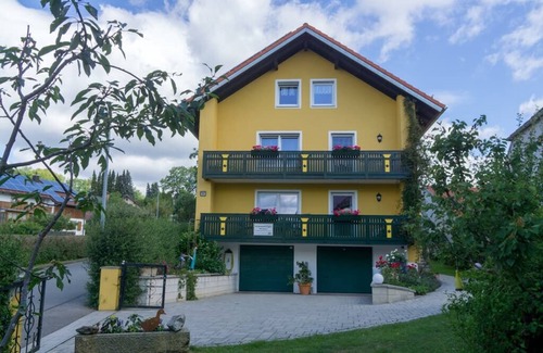 Waldmuenchen Apartment | Gemütliche Ferienwohnung (110m2) mit Balkon und Kachelofen