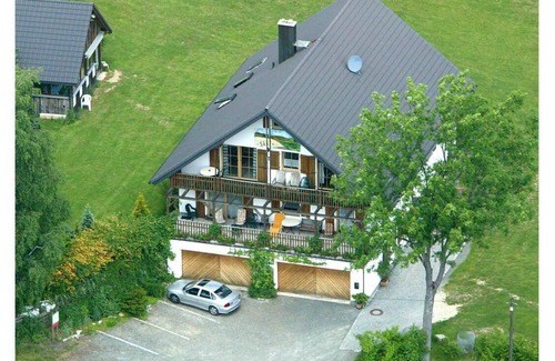 Stammbach Apartment | Gemütliche Ferienwohnung (75qm) mit Zugang zu Spielplatz