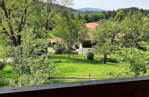 Viechtach Apartment | Gemütliche Ferienwohnung mit Balkon und Kinderspielecke, Perfekt für Familien