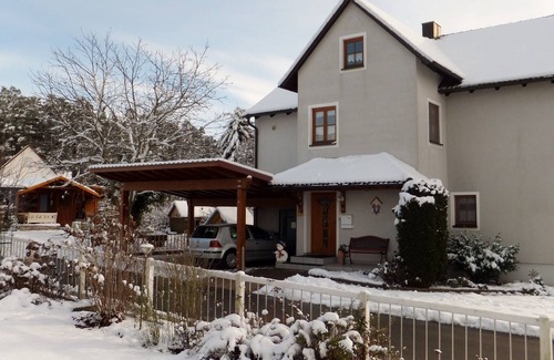 Haundorf Apartment | Gemütliche Ferienwohnung mit Panoramablick und großem Garten