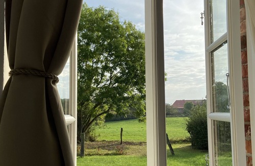 Thandorf Apartment | Gemütliche Ferienwohnung im Erdgeschoss eines Reetdachhauses mitten im Grünen