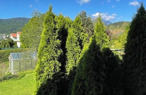 Villach Apartment | Gemütliche, Voll Ausgestattete Ferienwohnung mit Balkon und Blick auf die Berge