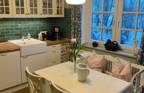 Stadland Cottage | Gemütliches Reetdachhaus Direkt am Weser-deich mit Großem Garten und Kamin
