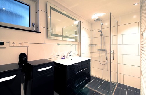 Wehr Apartment | Gemütliches Zimmer mit TV und Gemeinschaftsbad