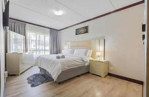 Greater Johannesburg Metropolitan Area Apartment | Gem in Fourways , Modern 2-Bed Apartment