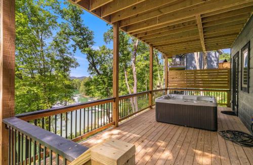 Sevierville House | Gem Lake Cabin - Lakefront Views - Sleeps 8