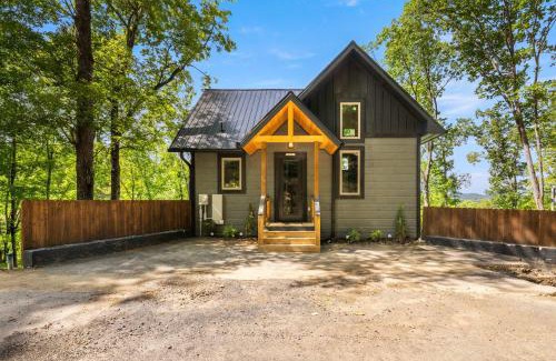Sevierville House | Gem Lake Cabin - Lakefront Views - Sleeps 8