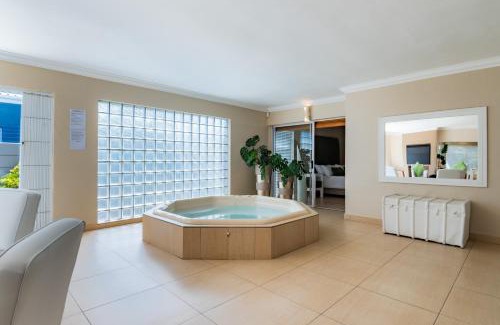 West Beach House | Gem with indoor jacuzzi