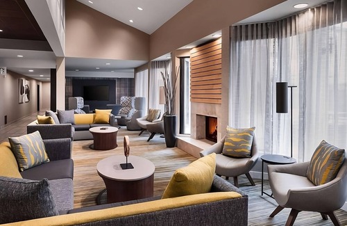 Middletown Hotel | Generously Sized Room Near the Airport w/Hot Tub & 2 Pools Access - Parking