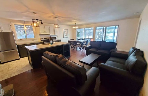 Carling Cottage | Georgian Bay 3-bdrm lakefront Main House