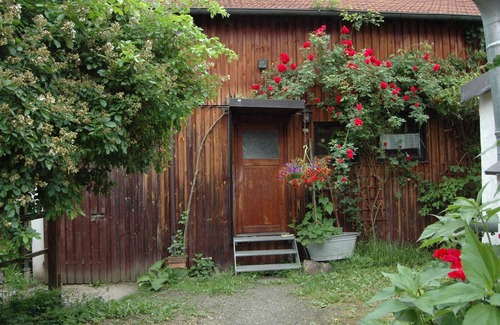 Neudrossenfeld Apartment | Geräumiges Ferienhaus direkt am Roten Main, kostenfreies WLAN