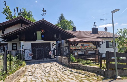 Neuschoenau Apartment | Geräumiges Ferienhaus für bis zu Fünf Personen mit Kaminzimmer