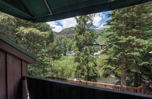 Telluride Hotel | Get An Authentic Telluride Experience in This Classic Ski Chalet Room