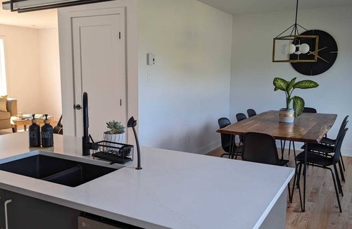 Farnham House | Get that peaceful vibe! Skydiving, the bycicle path, golf and more!