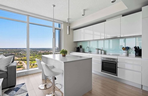 Victoria Park Apartment | Getaway 2BR Suite w/Views | Steps to Stampede Park