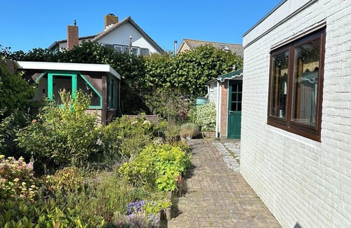 Zoutelande Cabin | Gezellig vakantiehuisje in centrum Zoutelande met eigen parkeerplaats en tuin
