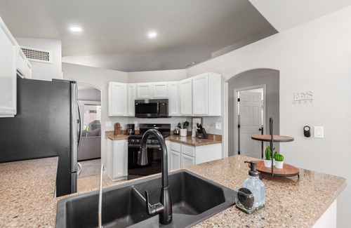 Gilbert House | Gilbert Oasis ~ 5-Star Luxury Remodel! EV Charger, Putting Green & Single Story