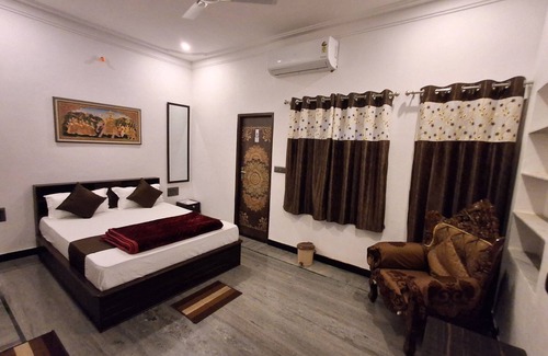 Lake Swaroop Sagar House | Gitanjali Homestay Lakeside Udaipur