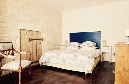 Echallat Cottage | Gite 4 etoiles, parking, wifi, piscine chauffée, 5 personnes.
