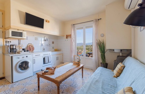 Banyuls-dels-Aspres Apartment | Gîte 'Canigou' with Mountain View, Wi-Fi, and Air Conditioning