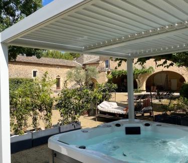 Oppede House | Gite dans un Mas Provençal avec Jacuzzi