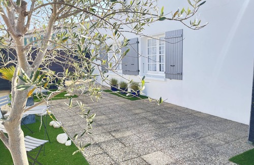 La Flotte House | Gite for 2 people, private patio and closed private parking