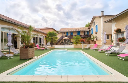 Saint-Sulpice-de-Roumagnac House | Gîte 'Le Pigeonnier' with shared pool, private terrace and Wi-Fi