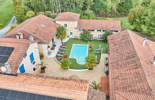 Saint-Sulpice-de-Roumagnac House | Gîte 'Le Pigeonnier' with shared pool, private terrace and Wi-Fi