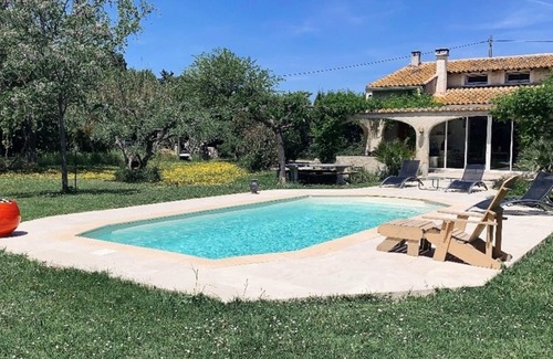 Bellegarde Apartment | Gite jacuzzi swimming pool Camargue freewifi