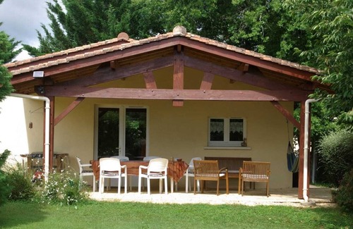 Savignac-de-Miremont Cottage | Gite LE HIBOU with garden and swimming pool covered terrace