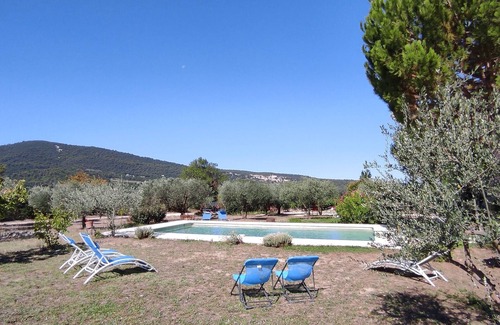Entrechaux Apartment | Gîte Romarin, between vineyards and olive groves.