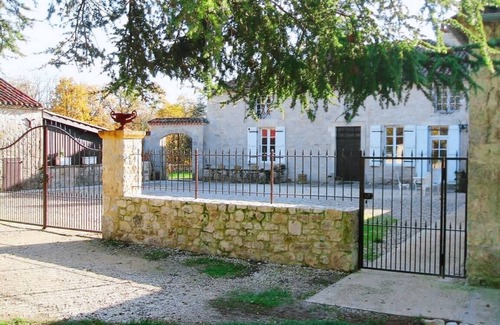 Mauroux House | Gite with large swimming pool, play area, adapted for wheelchair users. Quality bedding.