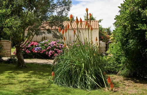 Olonne-sur-Mer Cottage | Gites Les Sables d'Olonne with heated swimming pool