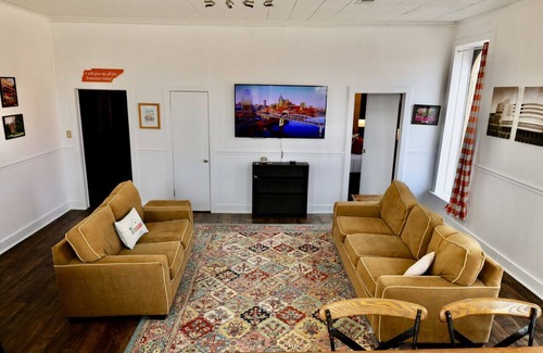 Fayetteville Apartment | “Give My All for Tennessee” in Downtown Fayetteville Near Jack Daniels