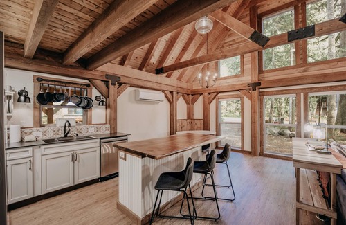 Warnick Cabin | Glacier Springs Cabin #39 - Hot Tub - Wi-Fi - Pets Ok