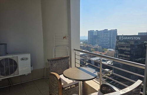 Sandown Apartment | Glammys Suites at Hydro