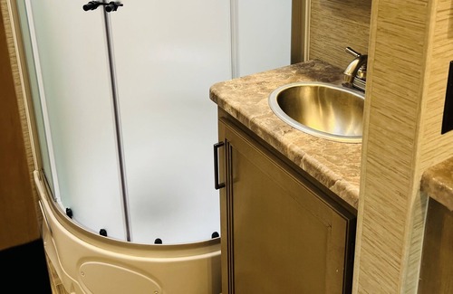 Suffolk House | Glamp in the heart of historic downtown. Walk to the river and Main St.