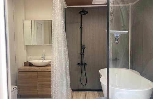 Futtsu Cottage | Glamping for private use of an entire building! Barbecue & watch a movie on the projector screen on the 16 square meter patio with a view of the Minato River! Accommodates up to 10 people!