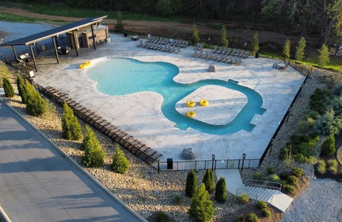 Sevierville RV Rental | Glamping Tent: Sleeps 4, Free Dollywood Tkt & More-Outdoor Pool-Lazy River