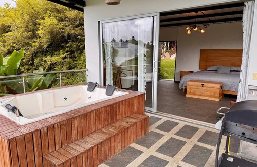 El Penol Ski Chalet | GLAMPING WITH POOL AND JACUZZI AT GUATAPE
