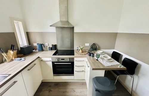 Glasgow Apartment | Glasgow New Modern home, separate entrance,free parking