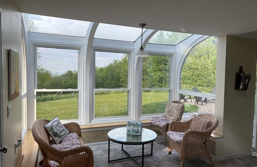 Gilford House | Glass House Getaway- 3 Minutes to Gunstock & Pet Friendly!