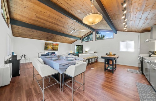 Fern Valley Cabin | Glen View Retreat- Spa/Fireplaces/Ping Pong Table!
