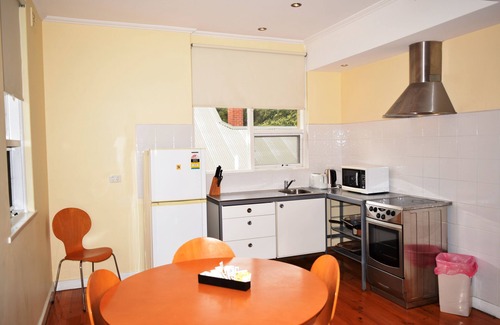 Glenelg Apartment | Glenelg Holiday Apartments - Ellis 200 m away from the Esplanade Glenelg